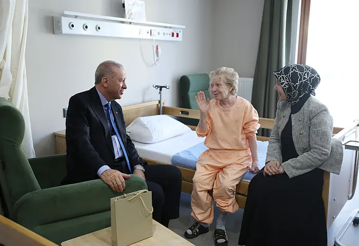 Başkan Erdoğan’dan bakımevindeki yaşlılara ziyaret