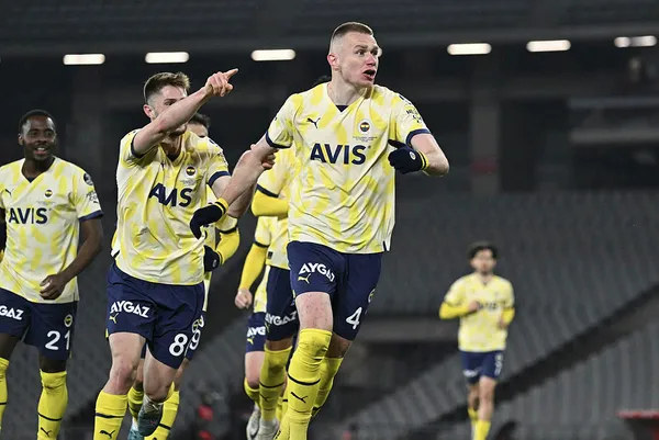 Altay’dan büyük hata Szalai’den altın kafa! Fatih Karagümrük 1-2 Fenerbahçe MAÇ SONUCU