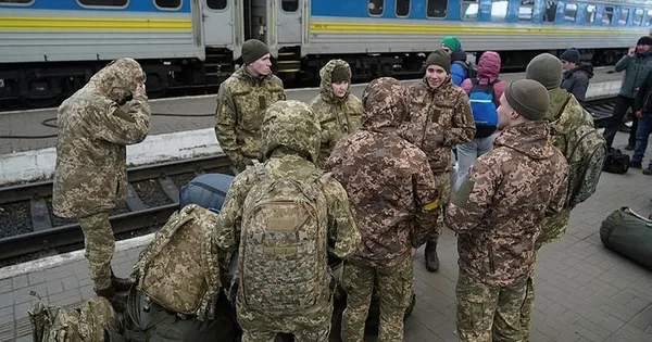 Ukrayna'da aileler cepheye giden askerleri böyle uğurladı - 7