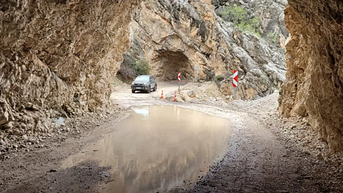 132 yıllık taş yol suyla doldu