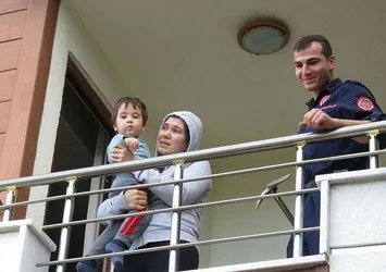 2 yaşındaki çocuk annesini balkona kilitledi! İtfaiye ekipleri yardımına koştu