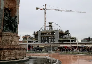 Taksim camisinin kubbesi yükseliyor