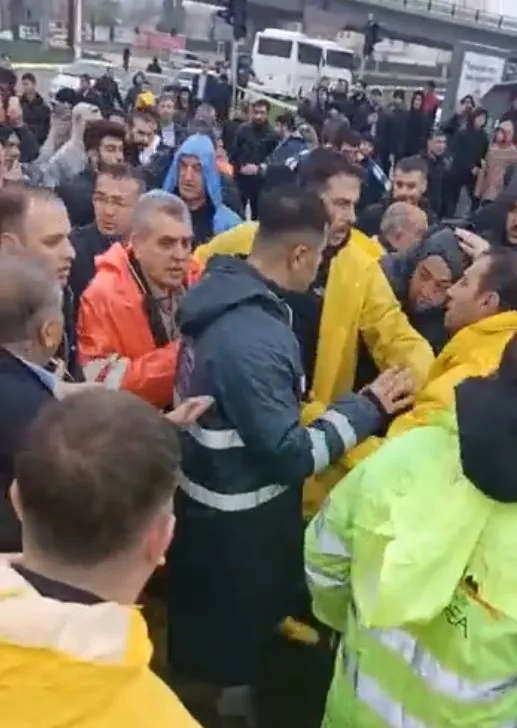 chpden-felaket-bolgesinde-ucuz-provokasyon-vatandaslar-ak-partili-baskani-protesto-etti-yalani-1678914242021.jpg CHP'den felaket bölgesinde ucuz provokasyon: 'Vatandaşlar AK Partili Başkan'ı protesto etti' yalanı - 3