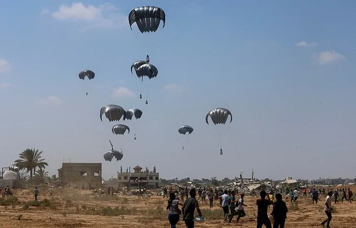 İnsani yardım malzemeleri Gazze'ye havadan ulaştırılıyor. (EPA)