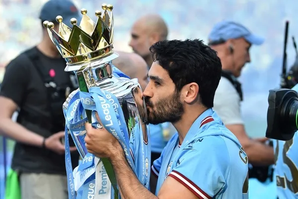 manchester-city-sampiyonluk-kupasini-kaldirdi-1684709219216.jpg Premier Lig'de Manchester City şampiyonluk kupasını kaldırdı - 1