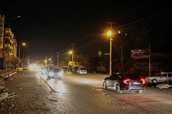 enerji-ve-tabii-kaynaklar-bakanligi-deprem-bolgesindeki-sokak-lambalarina-elektrik-verilmeye-baslandi-1675893498975.jpg Enerji ve Tabii Kaynaklar Bakanlığı: Deprem bölgesindeki sokak lambalarına elektrik verilmeye başlandı - 2