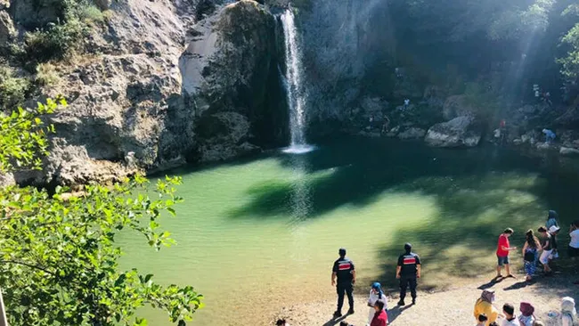 Kastamonu'da boğulma tehlikesi geçiren küçük kızı uzman çavuş kurtardı - 2