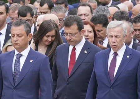 CHP medyasında Ekrem İmamoğlu-Mansur Yavaş savaşı: Adını duymak bile Soner Yalçın'ı hoplatıyor