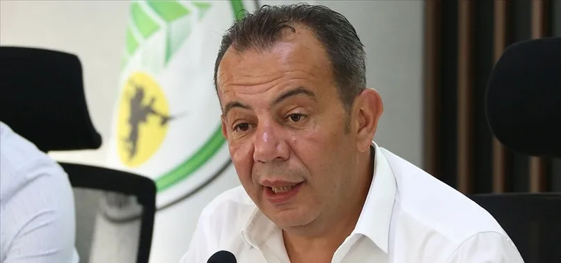 CHP'li Bolu Belediye Başkanı Tanju Özcan'ın astırdığı ırkçı afişler toplatıldı