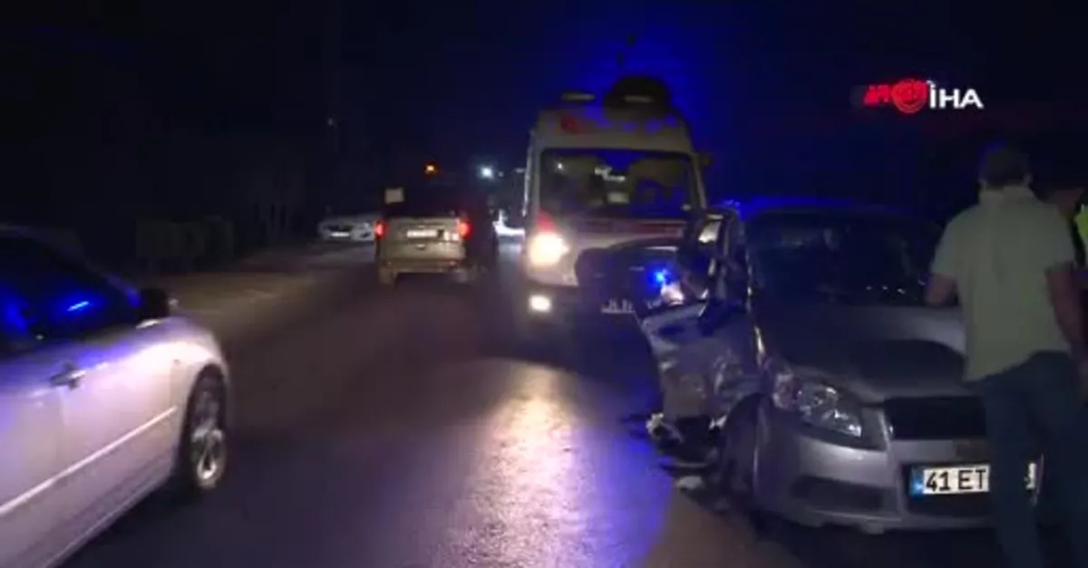 İstanbul Arnavutköy'de feci kaza: 2 otomobilin çarpıştığı kazada anne ve 2 oğlu yaralandı