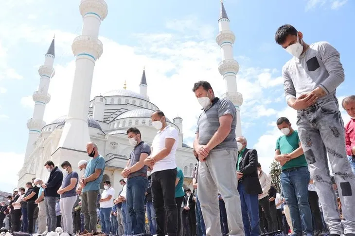 Başkan Erdoğan’ın açılışını yaptığı Uzun Mehmet Camisi'nde ilk Cuma namazı kılındı