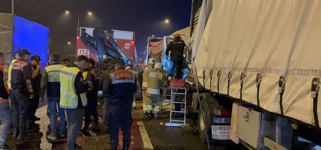 Anadolu Otoyolu’nda feci kaza! Tır sürücüsü sıkışarak can verdi