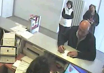Paraları çekerken kameraya yakalandılar