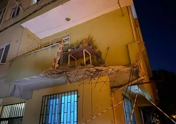 Pendik’te 5 katlı binanın balkonu çöktü: Facia kıl payı atlatıldı