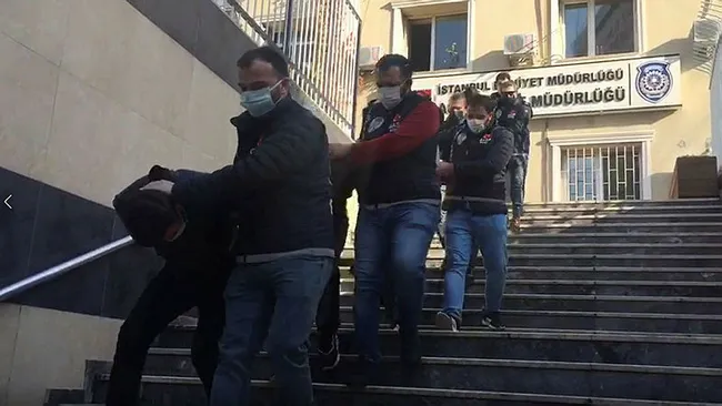 İstanbul’da film gibi olay! Bankadan 2,5 milyonla çıkan kişilerin araçla önünü kestiler - 2