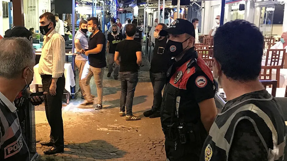 Bursa'da eğlence mekanlarında polis göz açtırmadı! Tek tek tüm masaları denetlediler