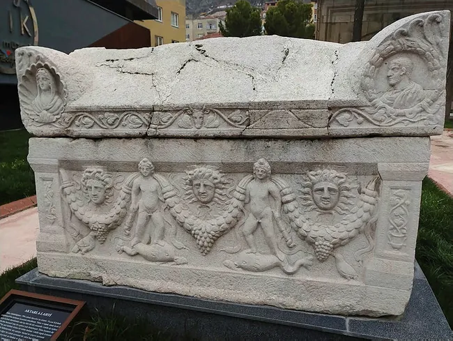 Amasya'da Medusa kabartması ile beddua yazan lahiti uyarılara rağmen soymuşlar! - 4