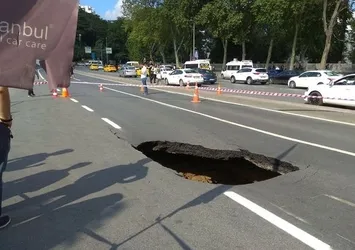 Dolmabahçe'de yol çöktü! Trafik kilitlendi