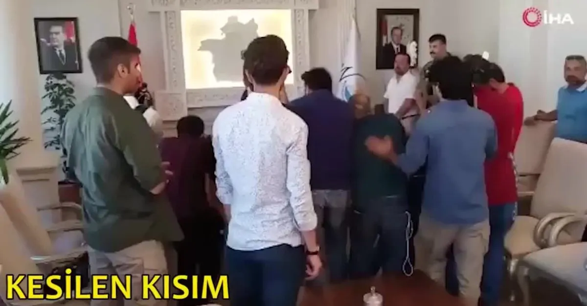 FETÖ'cülerin 'Atatürk resmi indirildi' yalanı deşifre oldu |  Video