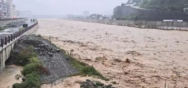 Artvin’de sağanak yağış sel oldu aktı! Dere ıslahı büyük bir felaketi önledi