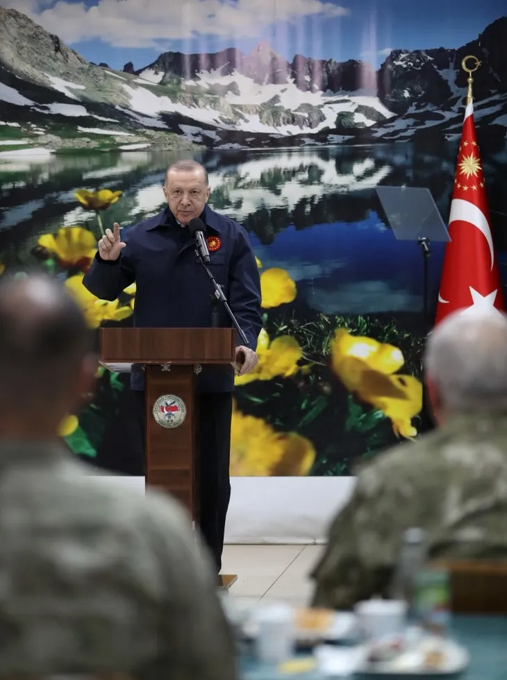 Başkan Erdoğan, Yüksekova'da Mehmetçik ile iftar yaptı