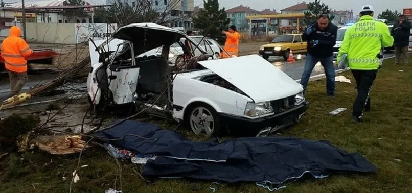 Kütahya'da otomobil önce ağaca sonra direğe çarptı: Ölü ve yaralılar var
