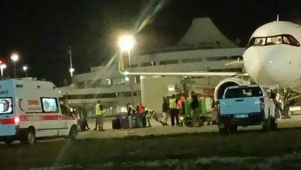 Sabiha Gökçen-Riyad seferini yapan uçak Antalya Havalimanı'na acil iniş yaptı - 2