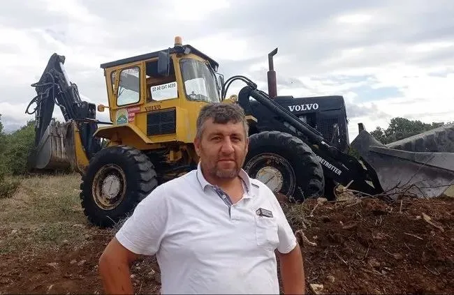 canakkalede-toprak-kaymasi-gocuk-altinda-kalan-2-kisiden-kotu-haber-1713390735350.jpeg Yaralanan kepçe operatörü Refik Bilgiç