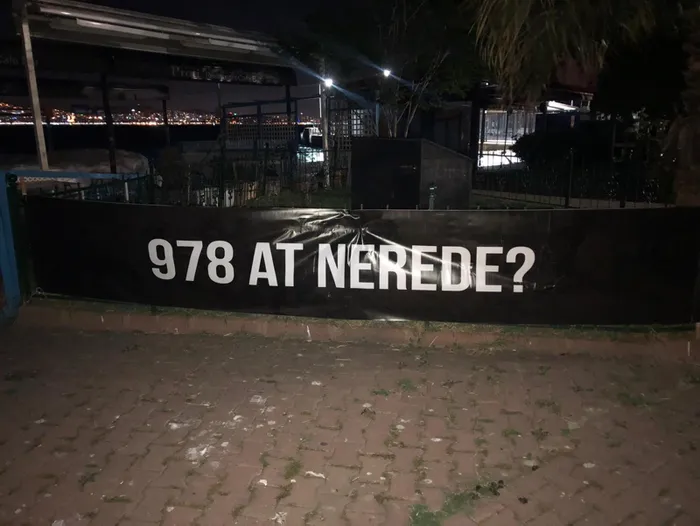 Son dakika: Adalar’da hayvanseverlerden İBB’ye kayıp at tepkisi: Siyah pankart astılar: Hani atlar size emanetti?