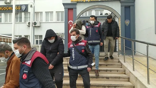 bursada-sahte-savci-ve-hakim-sebekesi-yakalandi-28-bin-euroluk-vurgun-1648026399687.jpg Bursa'da sahte savcı ve hakim şebekesi yakalandı! 28 Bin Euro'luk vurgun - 2