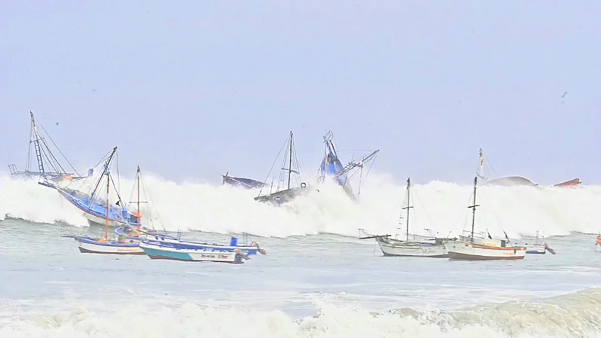 Peru'da dev dalgalar tekneleri batırdı