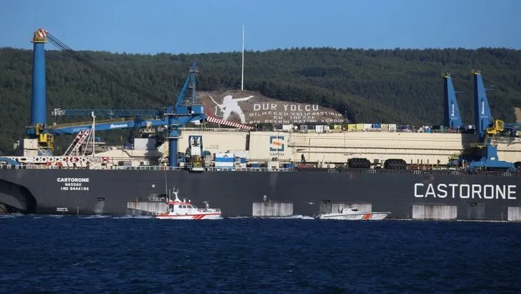 Doğalgaz borularını derin denize indirecek ’Castorone’ Çanakkale Boğazı’ndan geçti