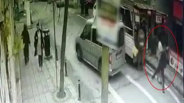 aile-faciasi-cekmekoyde-cani-evlat-babasini-sokak-ortasinda-olduresiye-dovdu-1638190301606.jpg Aile faciası! Çekmeköy’de cani evlat babasını sokak ortasında öldüresiye dövdü - 3