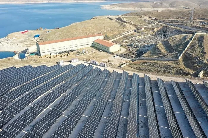 Türkiye’de bir ilk! Keban Barajı’na kuruldu: Yüzer GES