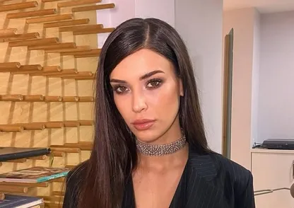 Devrim Özkan şıklığıyla geceye damga vurdu! Dubai tarzına beğeni yağdı