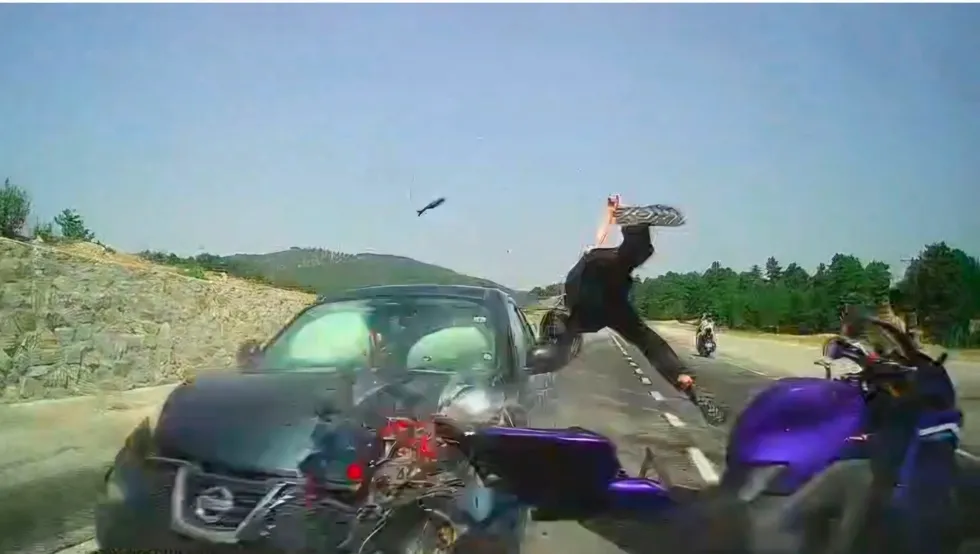 1786266256046.jpeg Kütahya'da feci kaza kamerada! Motosikletin üstünden bir anda uçtu - 1
