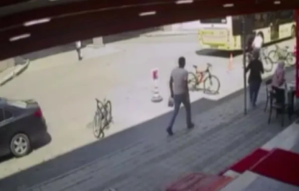 İETT otobüsü dehşet saçtı! Karşıdan karşıya geçmeye çalışan kızı 5 metre savurdu - 2