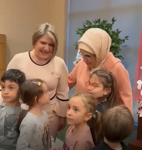 cocuklar-ile-emine-erdogan-arasinda-gulumseten-diyalog-baskan-erdogan-nerede-1669314118452.jpg Çocuklar ile Emine Erdoğan arasında gülümseten diyalog: Başkan Erdoğan nerede? - 4