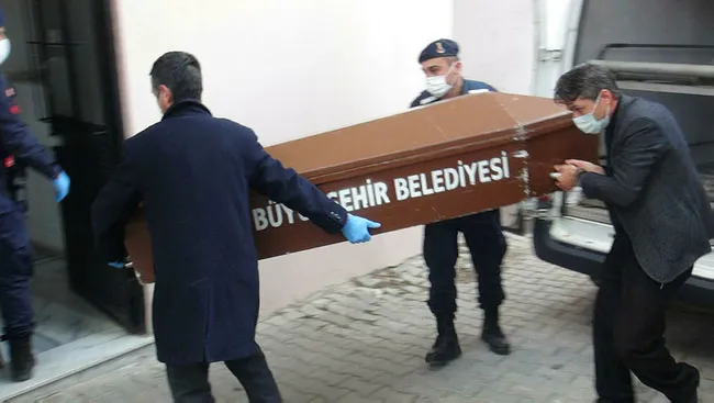İzmir’de eşini ve kızını öldüren koca balkonda sigara içerken jandarma tarafından yakalandı - 4