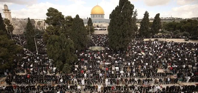 İsrail’in kısıtlamalarına rağmen 30 bin Müslüman Mescid-i Aksa’da cuma namazı kıldı