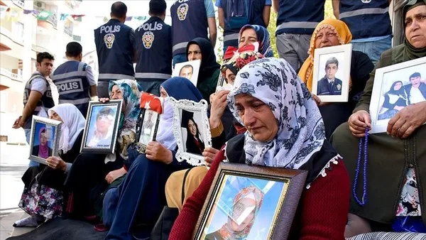 diyarbakir-annelerinden-evlat-nobeti-cagrisi-ya-zafer-ya-olum-1693413570867.jpg Diyarbakır annelerinden ‘evlat nöbeti’ çağrısı! “Ya zafer ya ölüm” - 1