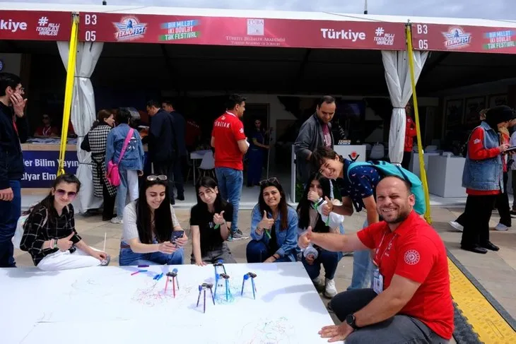 Bakü semalarında hilal ve yıldız! Teknofest'te nefesleri kesen gösteri