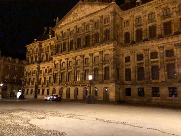 Son dakika: Kovid-19 nedeniyle Hollanda genelinde sokağa çıkma kısıtlaması başladı