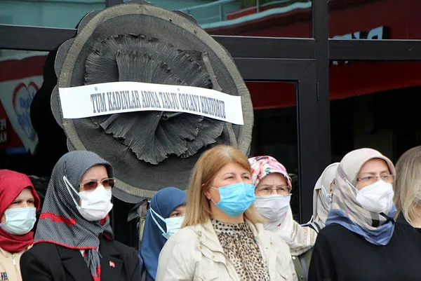 CHP’li Belediye Başkanı Tanju Özcan’a kadınlardan siyah çelenkli tepki! Kınıyoruz