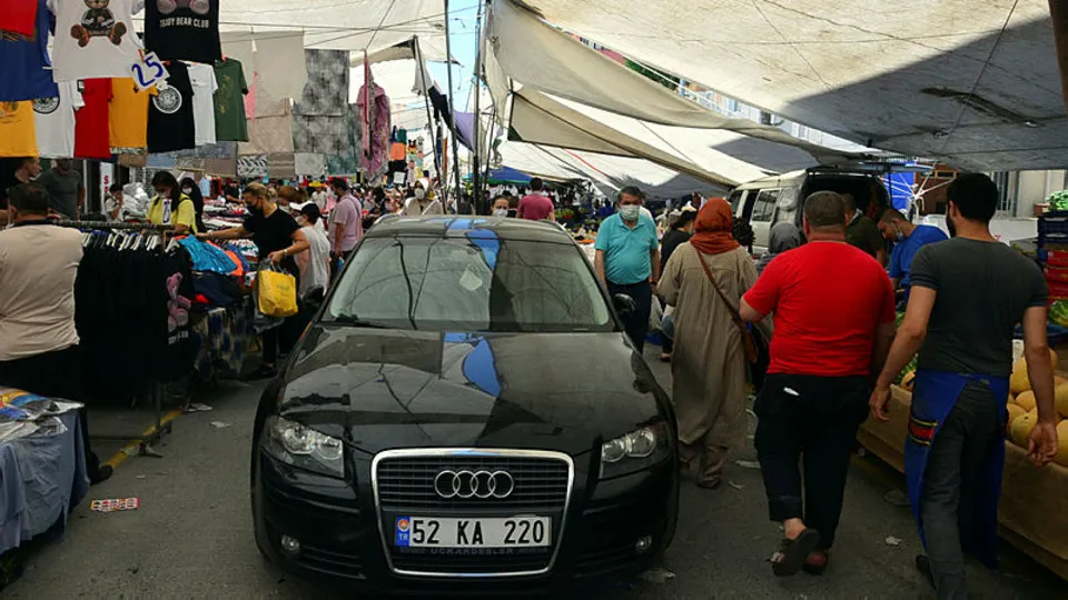 Pazarda görenleri şaşkına çeviren manzara! Lüks otomobili pazarın orta yerine çekti