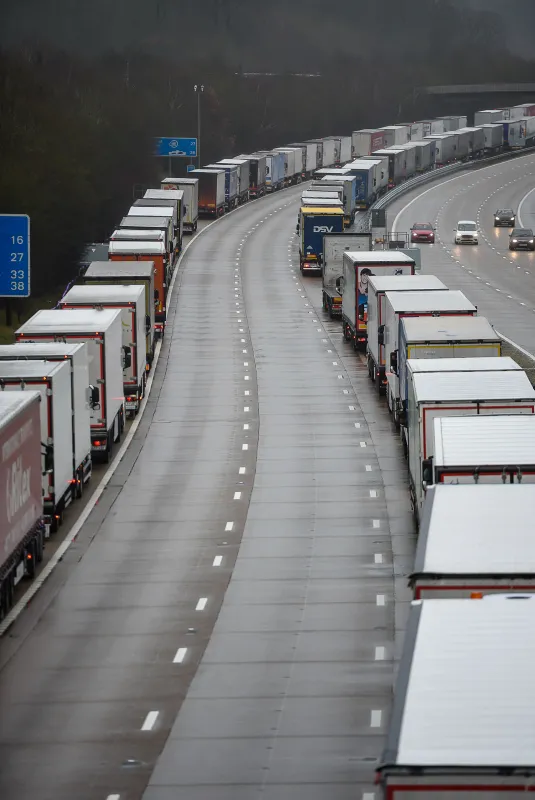 ingilterede-korkunc-manzara-1500-tir-kontak-kapatti-1608655110837.jpg İngiltere’de korkunç manzara! Kilometrelerce kuyruk oluştu ülkeye giremiyorlar - 6