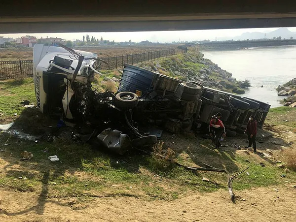 Adana'da feci kaza: Kontrolden çıkan TIR köprüden düştü - 1