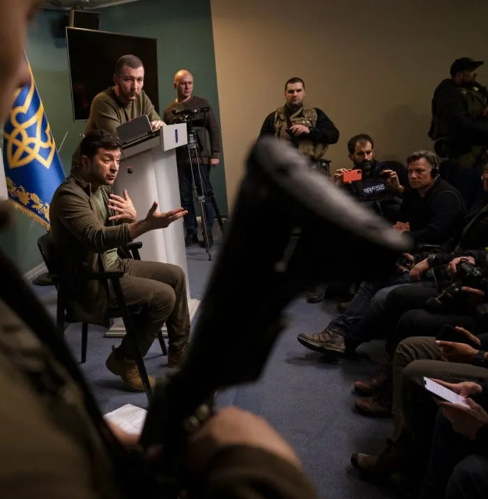 Son dakika: Fransa Cumhurbaşkanı Emmanuel Macron’un kıyafeti sosyal medyada olay oldu: Vladimir Zelenskiy’e mi özendi?