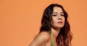 Yeni şarkısıyla listeleri salladı