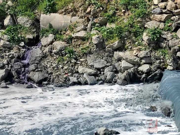 Siyah, mavi, kırmızı... Renk renk kir akıyor! Kötü koku tüm Esenyurt’u sardı